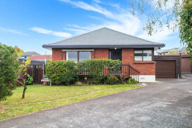 Step Into Sun-Soaked Comfort and Classic Charm!