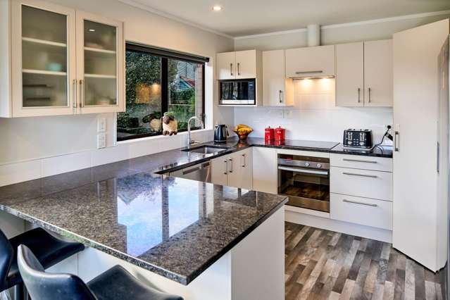 23 Mcenroe Grove Naenae_2