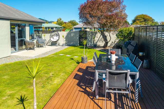 WALK TO SHOPPING CENTRE, SCHOOLING AND SPORTS FACILITIES