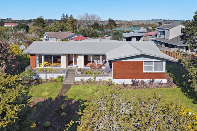 FROM THE 70'S, BUILT TO LAST ON 1295M2