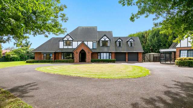 Executive Five Bedrooms Home In Karaka