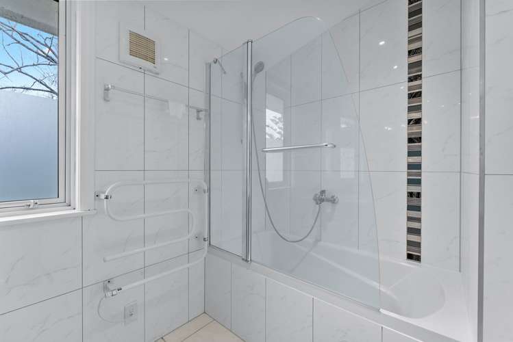 27 Colmar Road Mellons Bay_21