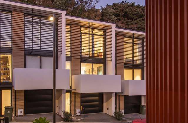 Exquisite Erskine Townhouse