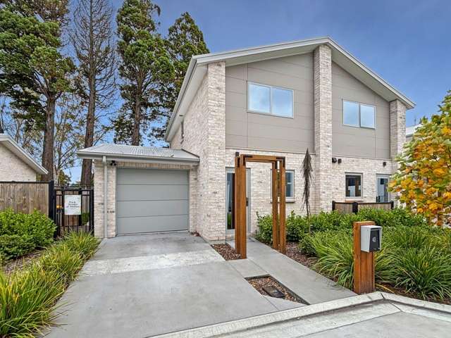 UPPER RICCARTON - THREE BEDROOM TOWNHOUSE, TWO HEAT PUMPS