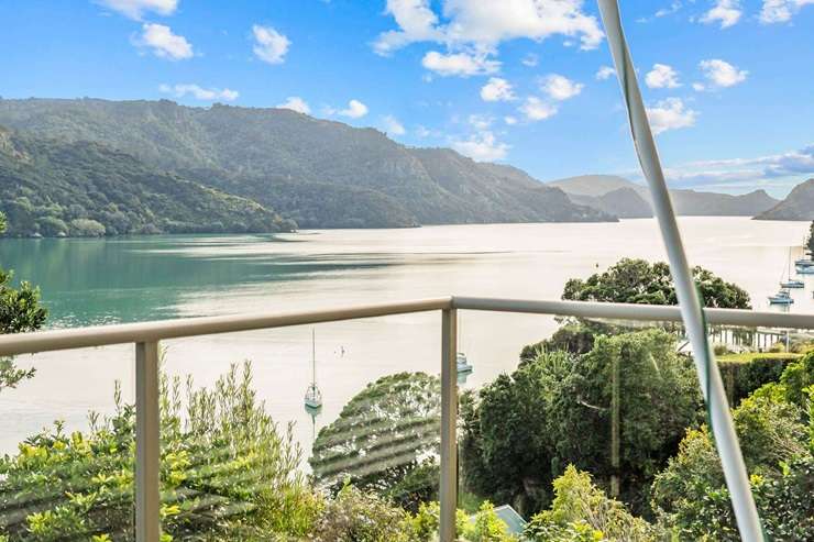 How do you tell if you’re in a buyer’s market or a seller’s market? Opes Partners economist Ed McKnight explains the drivers of each and what signs Kiwis should look for. Video / OneRoof