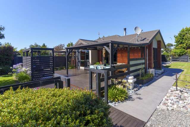 Private Family Oasis in Woodend