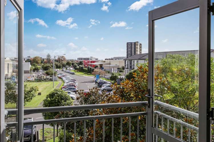 2D/10 Crown Lynn Place New Lynn_7