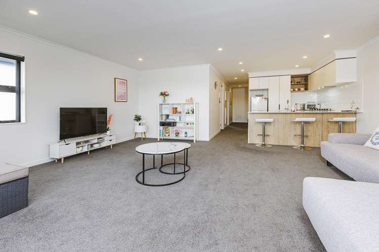 Unit 304/26 Shortfin Place Flat Bush_3