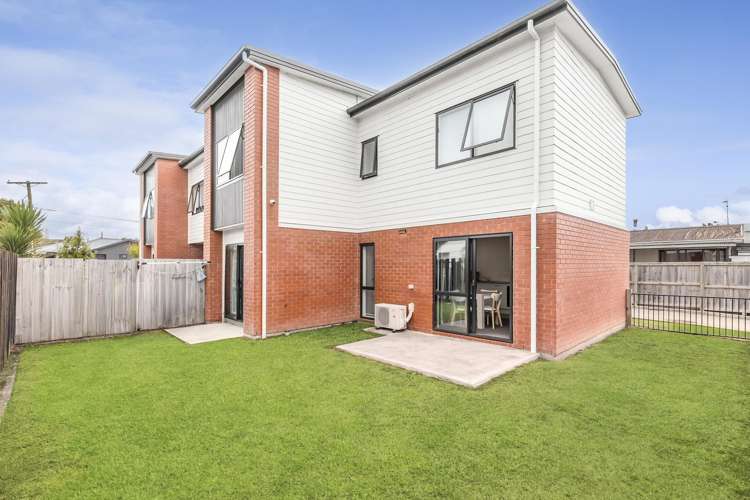 2/7 Greta Street Glenview_11