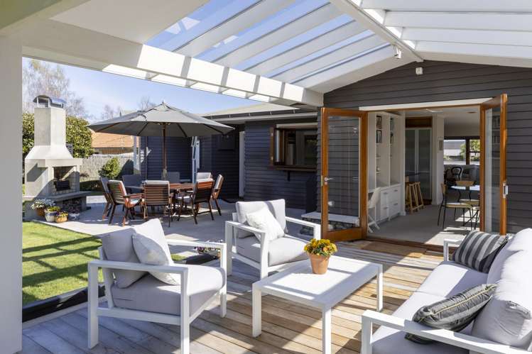 26 Kiwi Street Bird Area_11