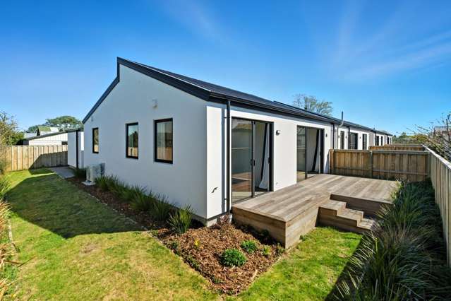 Single level, modern, ready and waiting!