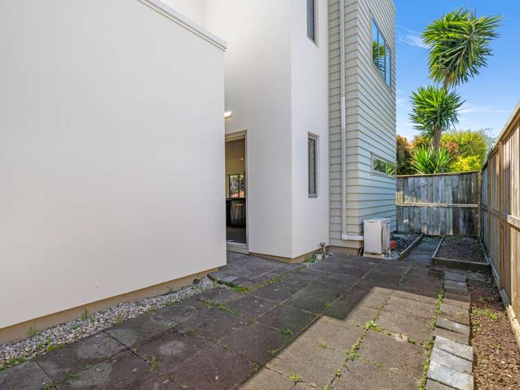 57/21 Hunters Park Dr Three Kings_24