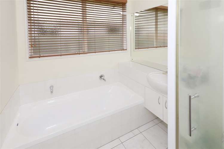 105 Farnborough Drive Grandview Heights_11