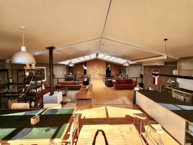 METROPOLITAN APARTMENT WITH COMMERCIAL INCOME