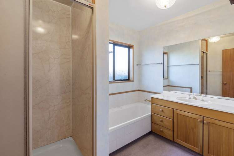 2/50 Ambleside Drive Burnside_9