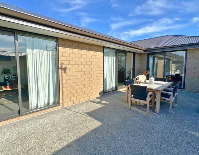 Near new modern 3 bedroom townhouse