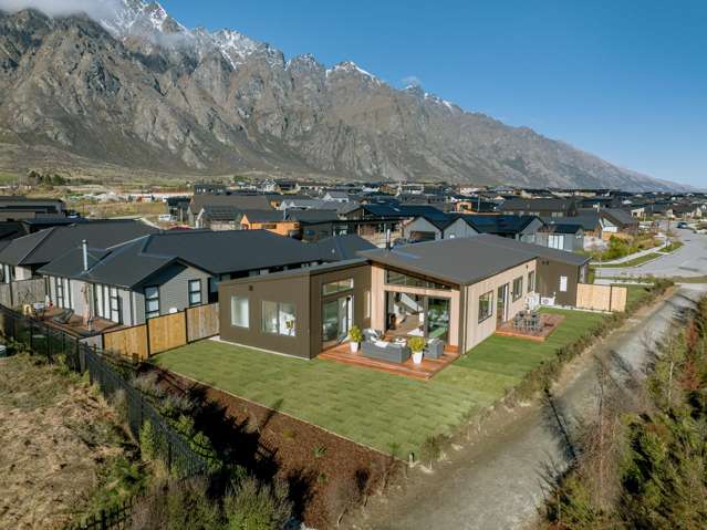 Flexible family living with self-contained unit