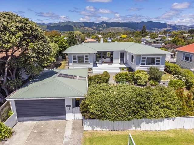 A Charming Weatherboard Home Near The Beach