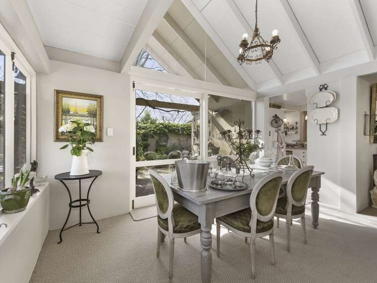 772 River Road Chartwell_11