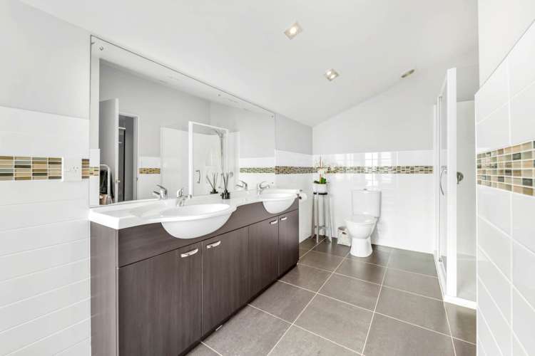 32 Intrepid Crescent Beachlands_18