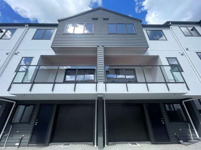 Modern Townhouse Great Location