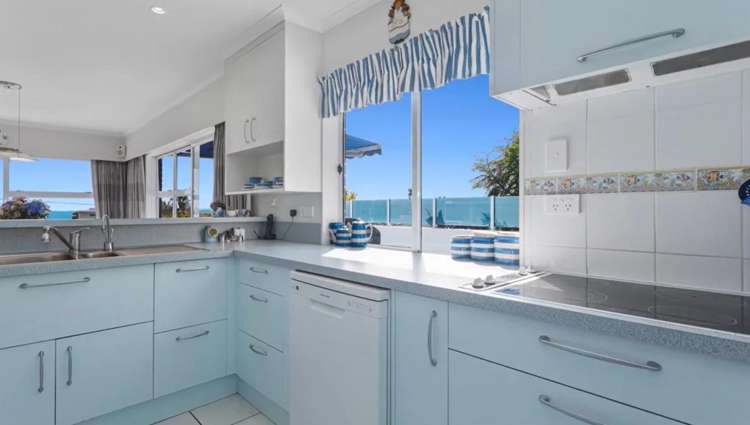 216 Pohutukawa Avenue 1117_2