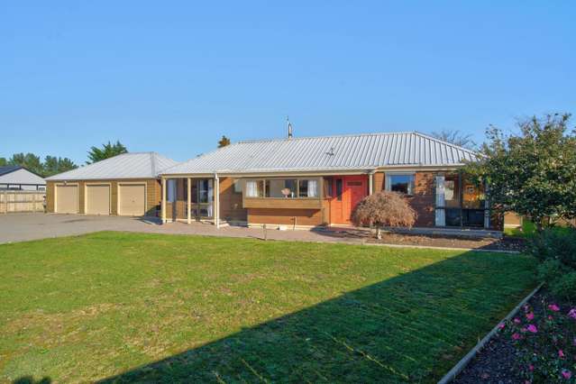 Exceptional Family Space and Triple Garaging!!!