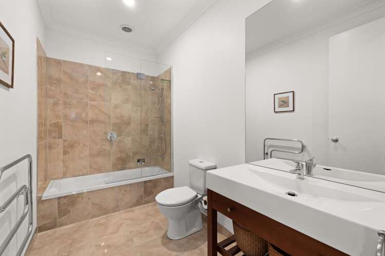 13 Heynes Place Clive_16