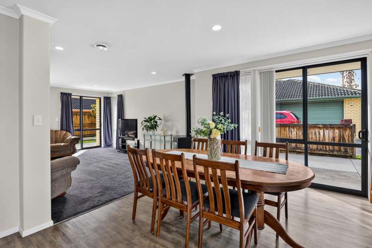 7 Kingroyal Lane Hamilton East_11
