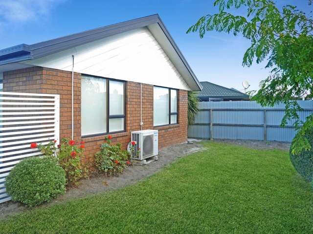 WOOLSTON - 3 BEDROOMS, 1 BATHROOM, HEATPUMP, SINGLE GARAGE