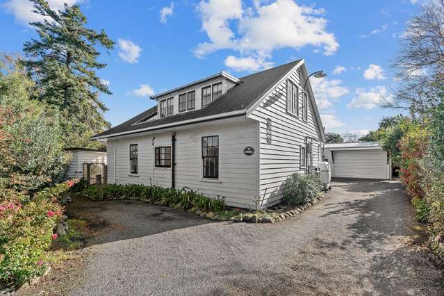 4 bedroom Home, close to town
