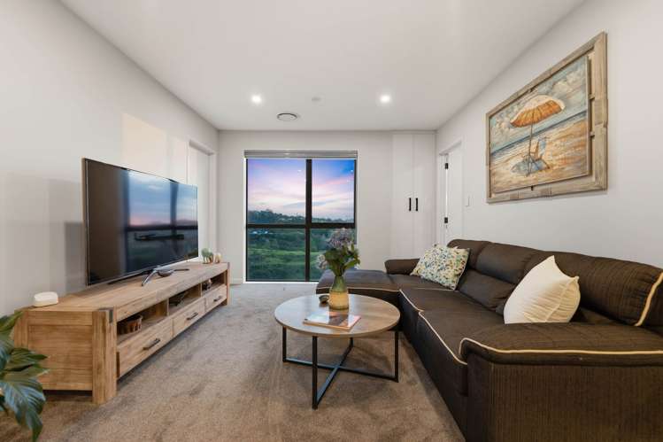 26 Ridgehill Rise Flat Bush_19