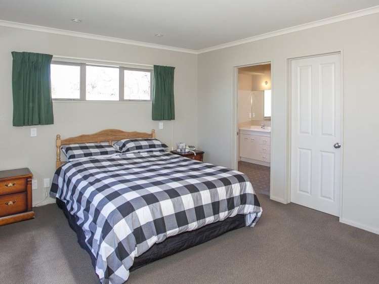 12 Brookside Close Highbury_7