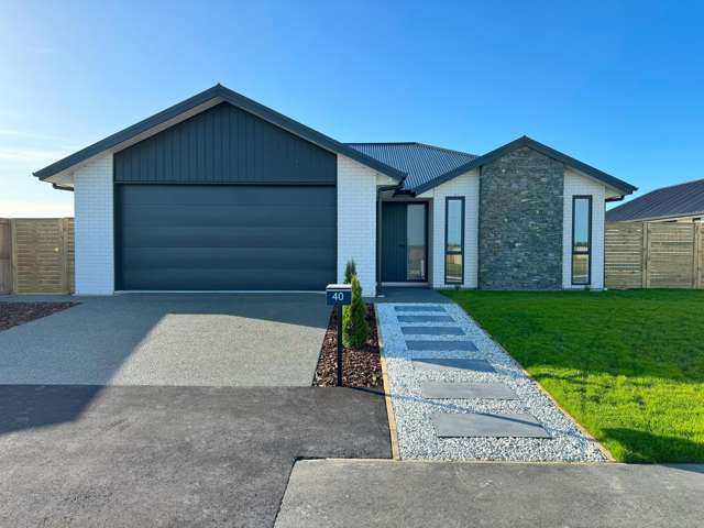 Upspecked Near NEW Family home