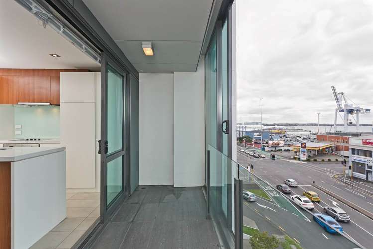 413/4 Dockside Lane City Centre_11