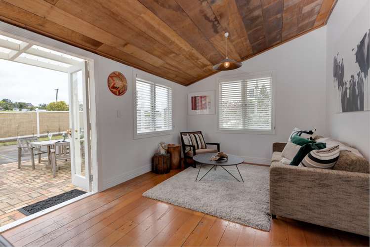 61 Beach Road Mellons Bay_12