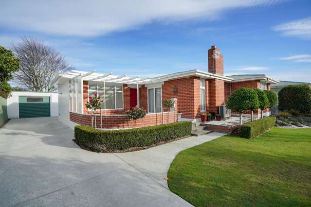 Eye Catching Home & Garaging