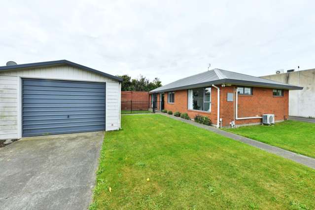 2/11 Short Street Waltham_1