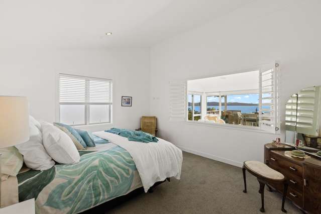 4 Piccadilly Circus Snells Beach_1