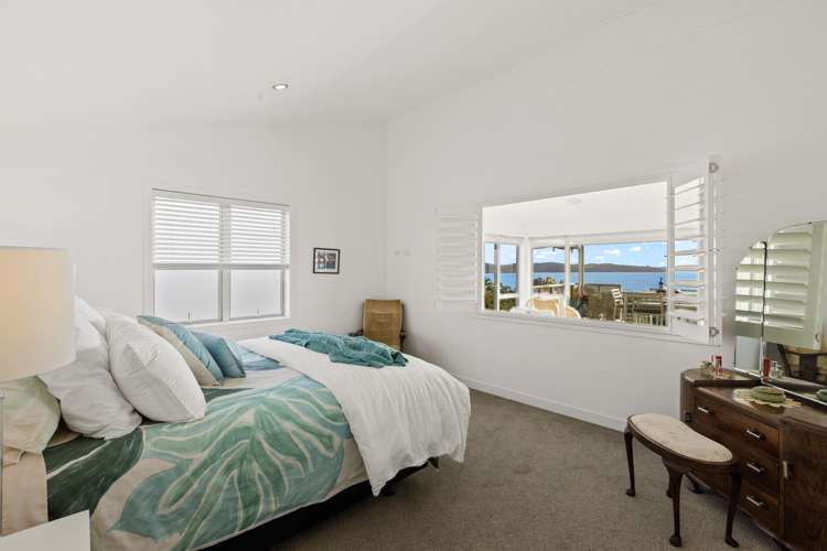 4 Piccadilly Circus Snells Beach_1