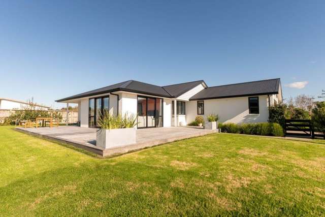 Stunning four bedroom House At Snells Beach