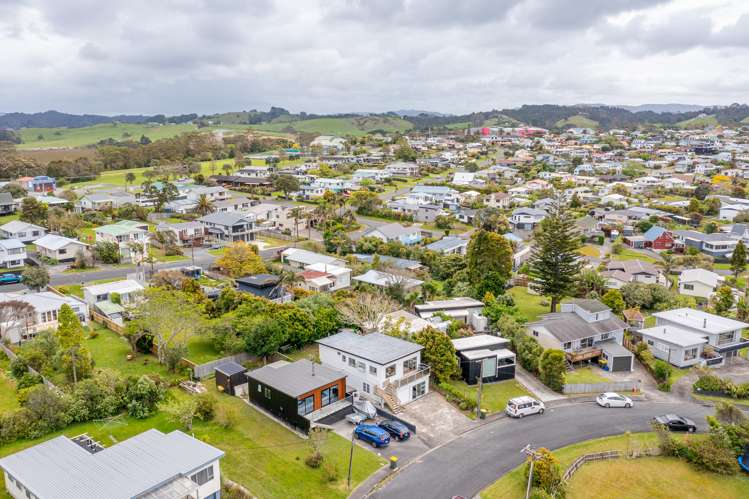 9 Piccadilly Circus Snells Beach_26