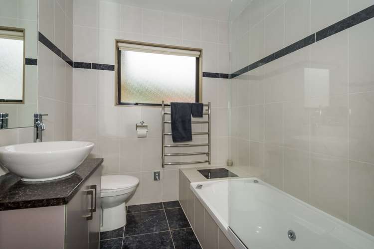 13 Fernbank Lane Greenhithe_17