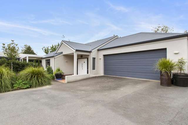 Central & sought-after location, privacy and plenty of space!