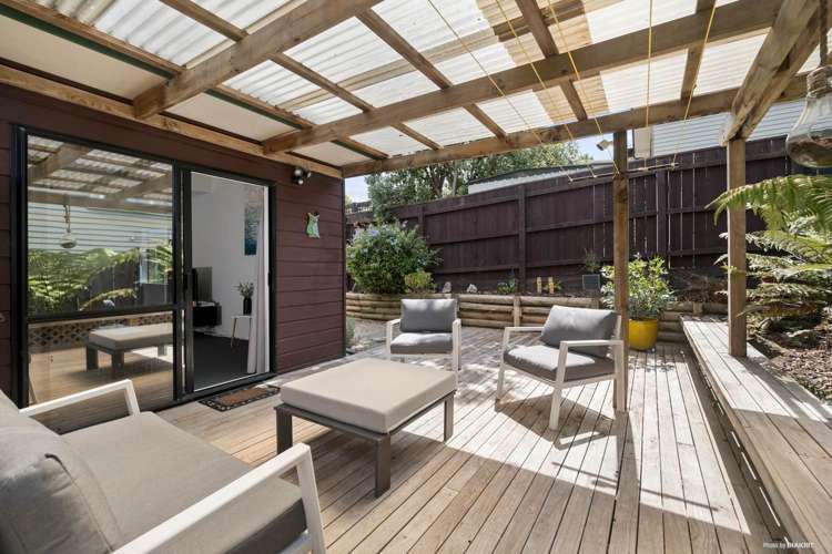 1 Greenvalley Rise Glenfield_13