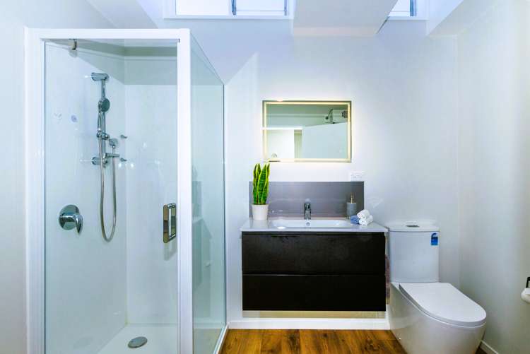 2/11 Exeter Street Stoke_16