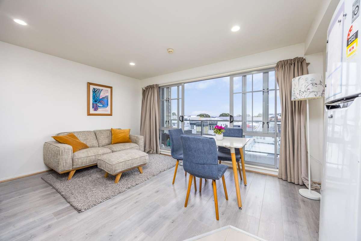 Generous 1-Bedroom Apartment with 2 Carparks - Fully Furnished! 5