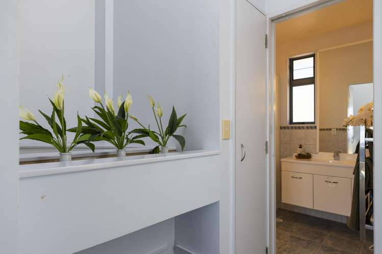 2/227 Lake Terrace Waipahihi_9