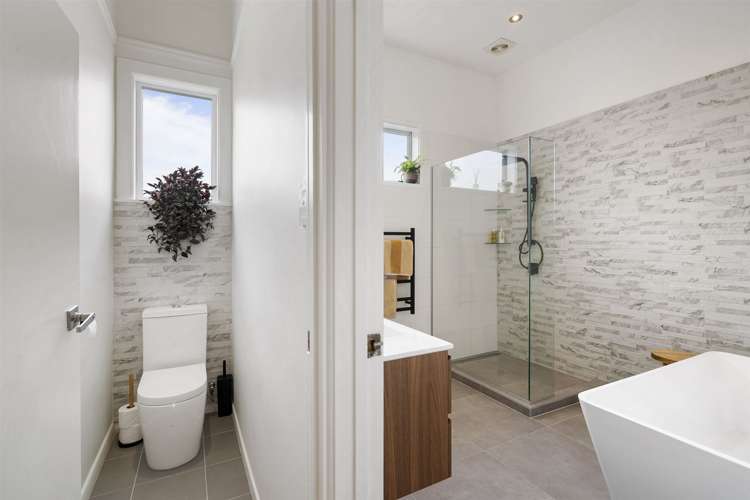 6 Lake Road Devonport_15