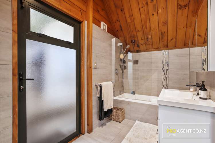 566 Scenic Drive Waiatarua_19